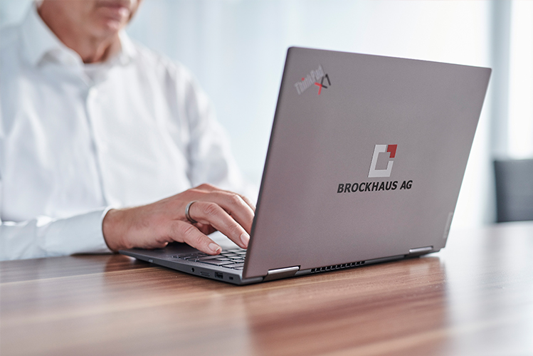 Nahaufnahme eines Laptops mit BROCKHAUS AG Logo als Sinnbild für Plattformmodernisierung, zentrale Integrationen und niedrigere IT-Betriebskosten bei Versicherern.