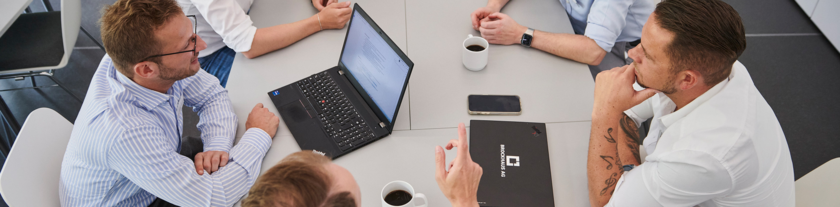 Team arbeitet an der Entwicklung eines KI-Frameworks für ein Makler-Kernsystem