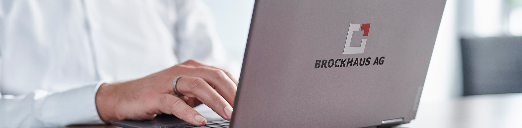 Laptop mit BROCKHAUS AG Logo als Symbol für die Modernisierung von Tarifrechnern und die Vereinfachung von Integrationsplattformen im Versicherungsumfeld.