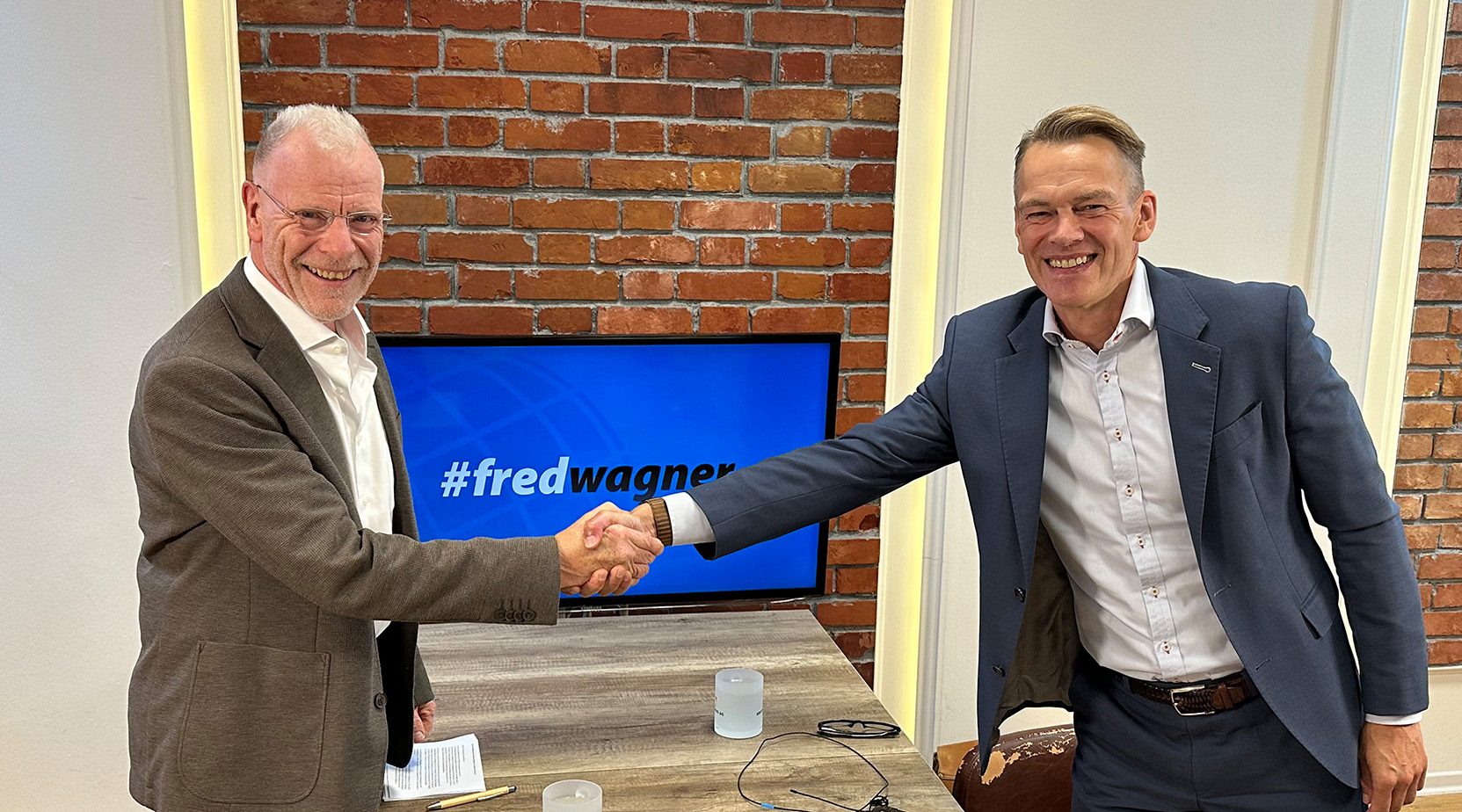 Im Studio der Interviewreihe #fredwagner: Moderator Prof. Dr. Fred Wagner (links) im Gespräch mit Jens Warkentin (rechts), CEO von HDI Deutschland und CIO der Talanx Gruppe.