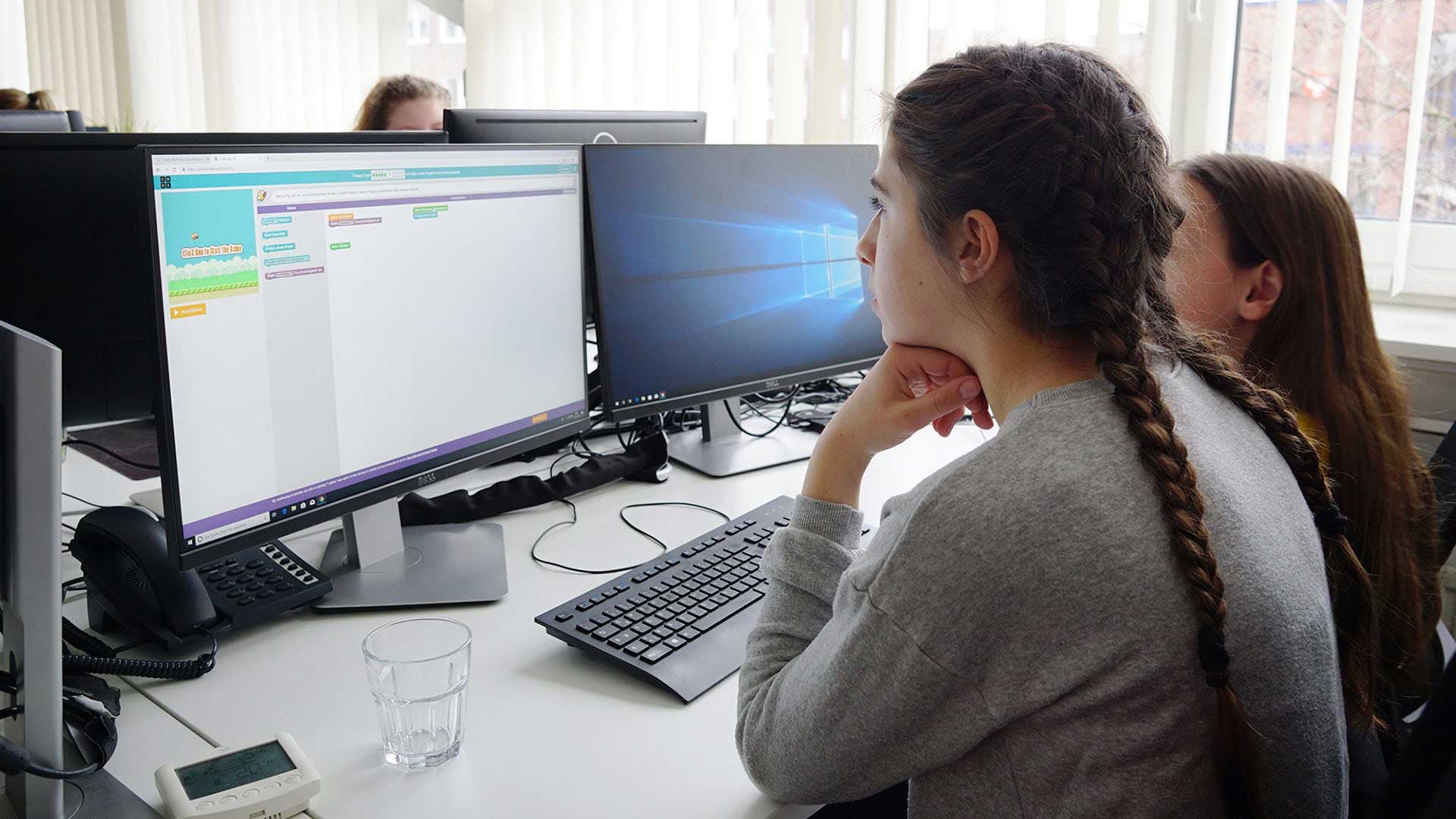 Das Foto zeigt zwei Schülerinnen konzentriert am PC
