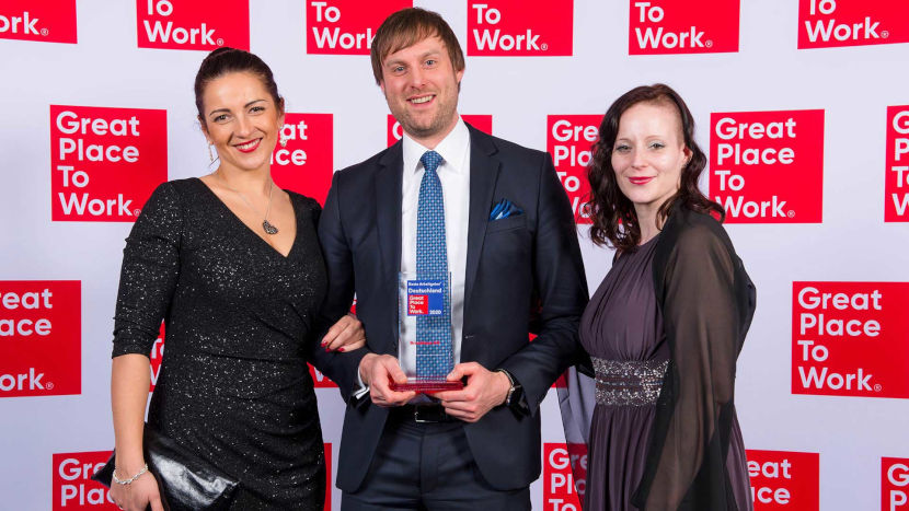 Das Foto zeigt Ewelina Hütter, Guido Nippe und Helen Lawatscheck bei der Preisverleihung "Deutschlands Beste Arbeitgeber 2020"