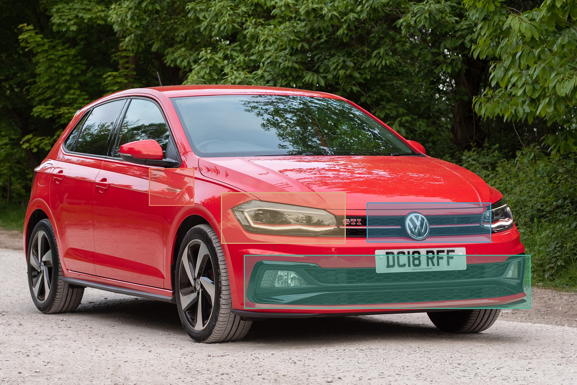 Roter VW Golf GTI vor grüner Landschaft - KFZ-Erkennung mit KI-Modell: Das Auto wird auf seine Merkmale hin geprüft
