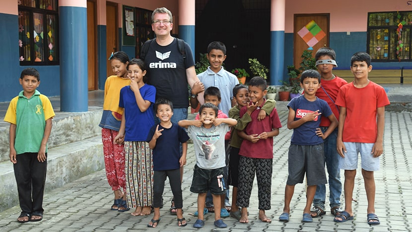 Alexander Schmidt von der Nepalhilfe und Kinder in Nepal