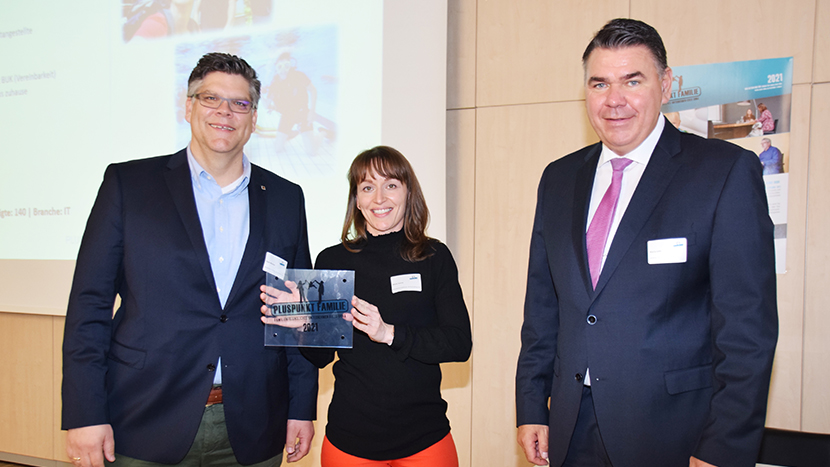 Peter Bäumer und Marie Sonne nehmen stellvertretend für die Geschäftsführung die Auszeichnung von Mario Löhr entgegen