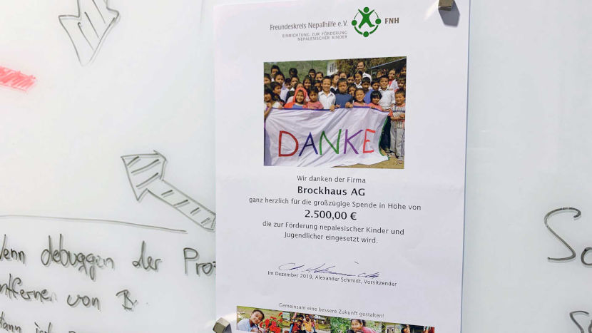 Die Spendenbescheinigung bescheinigt die Spende über 2.500 Euro an den Freundeskreis Nepalhilfe und schmückt das Whiteboard