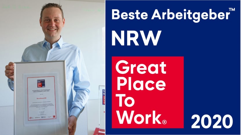 Vorstand Matthias Besenfelder hält die gerahmte Auszeichnung "Beste Arbeitgeber in NRW 2020" in die Kamera